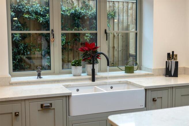 4 bed Detached for sale Image 7