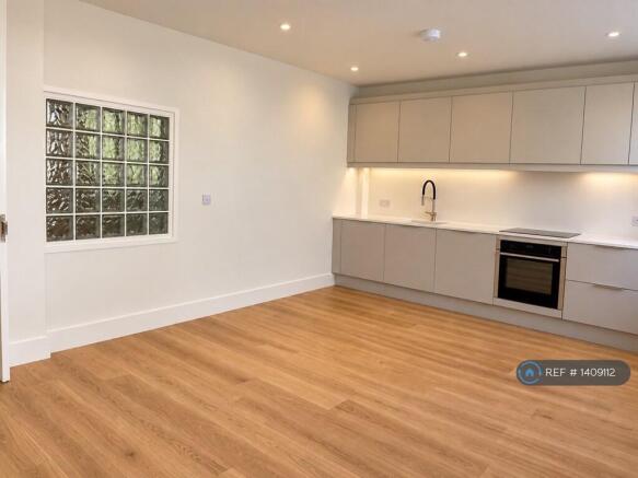 Modern And Fully Fitted Kitchen