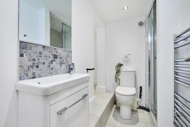 6 bed House to rent Image 9