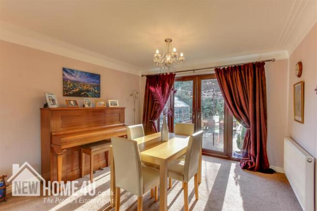 LOUNGE / DINING ROOM: