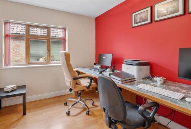 5 bed Detached for sale Image 9