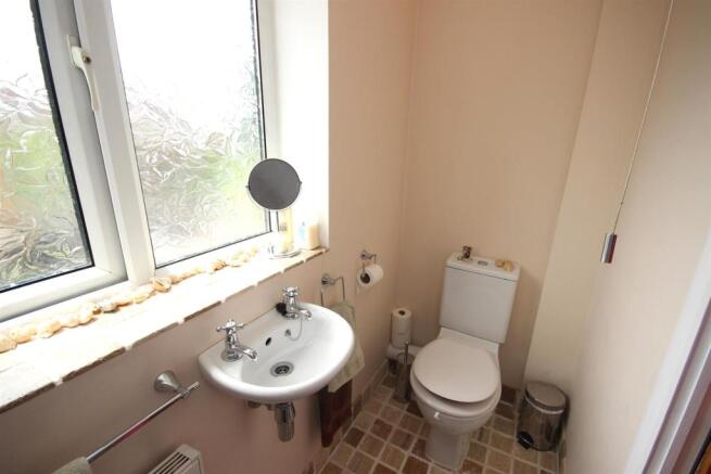 EN-SUITE SHOWER ROOM