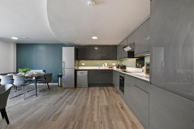 5 bed Apartment to rent Image 7