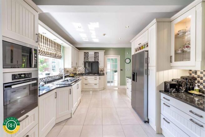 4 bed Semi-Detached for sale Image 5