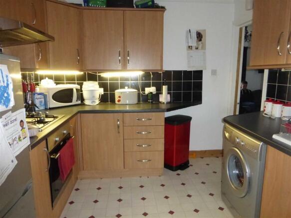 FITTED KITCHEN