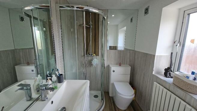 En-Suite to Bedroom Five