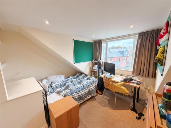 4 bed House to rent Image 5