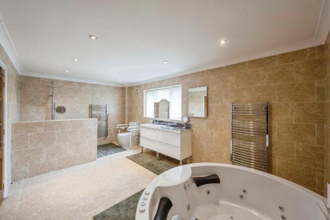 6 bed Detached for sale Image 11