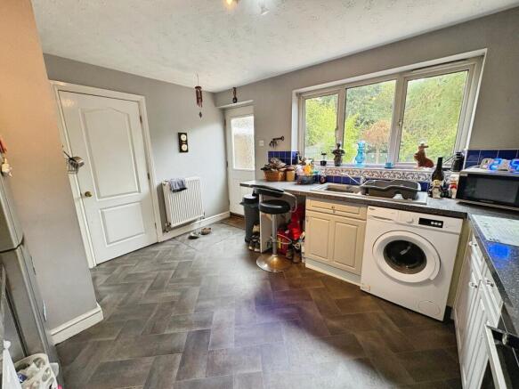 4 bed Detached for sale Image 11