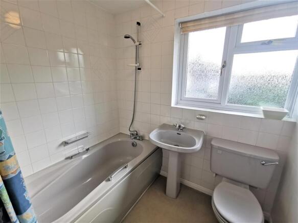 40 Mounton Drive, Family Bathroom.jpg