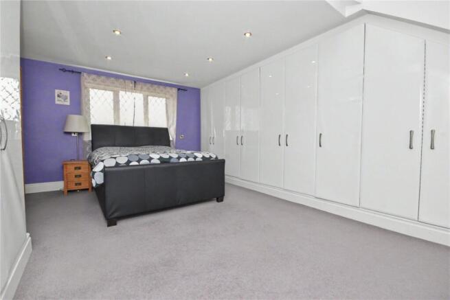 5 bed Detached for sale Image 5