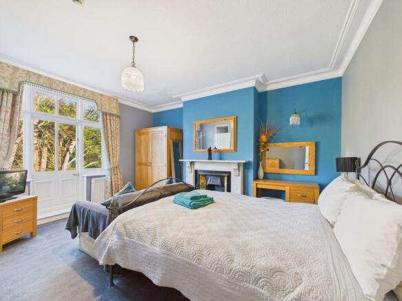 6 bed Semi-Detached for sale Image 9