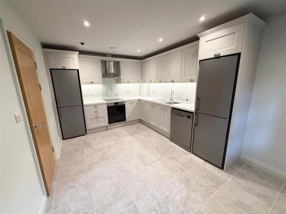4 bed Apartment to rent Image 8