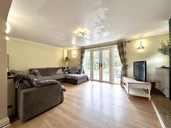 Generous Living Room 986