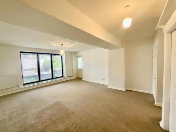 2 bed Terraced to rent Image 4
