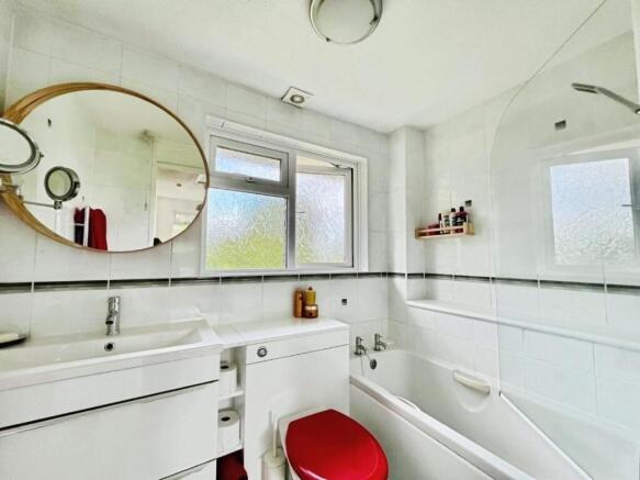 pbox-bathroom-321662.jpg