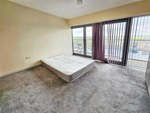 3 bed Flat for sale Image 5