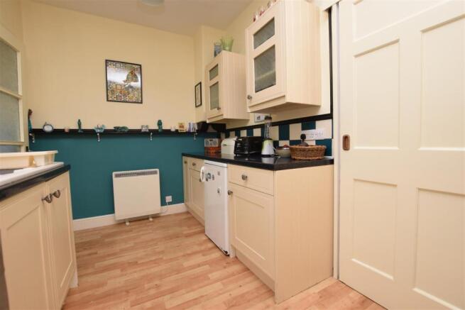 Kitchen 2.JPG