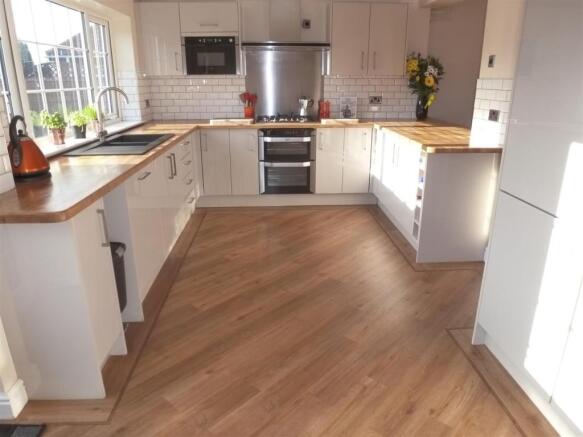 FITTED KITCHEN