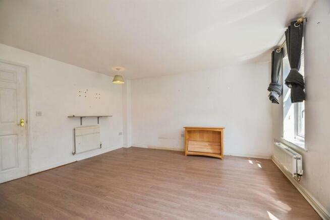 3 bed Semi-Detached for sale Image 4