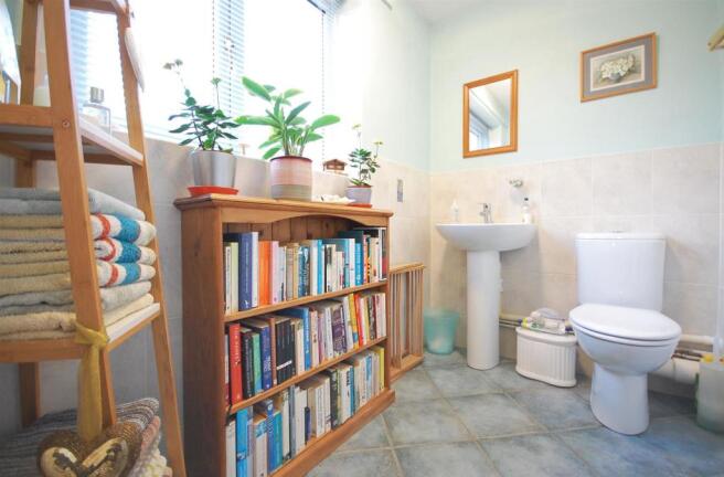 Bathroom (b).jpg