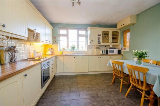 KITCHEN/DINING ROOM
