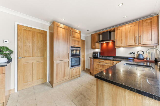 3 bed Semi-Detached for sale Image 8