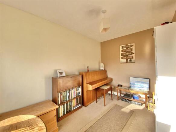5 bed Detached for sale Image 8