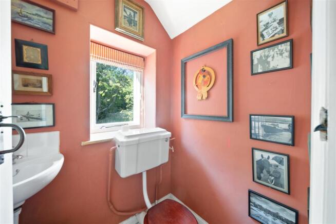 GUEST CLOAKROOM