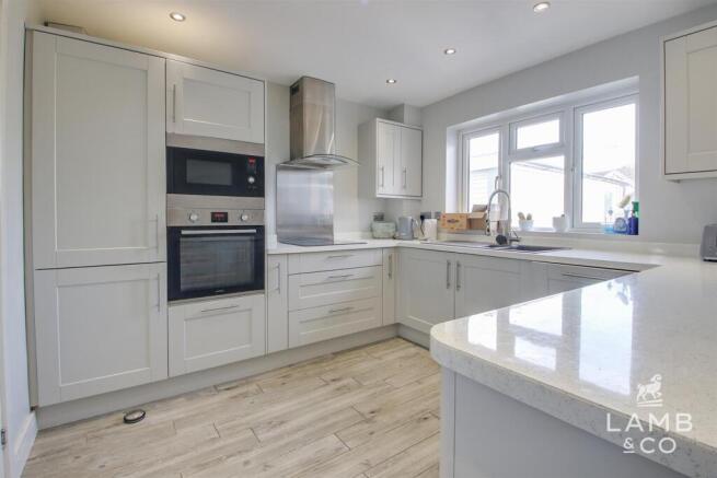 KITCHEN/DINING ROOM