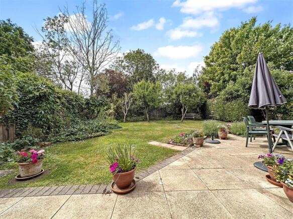 Lovely Private Garden 289