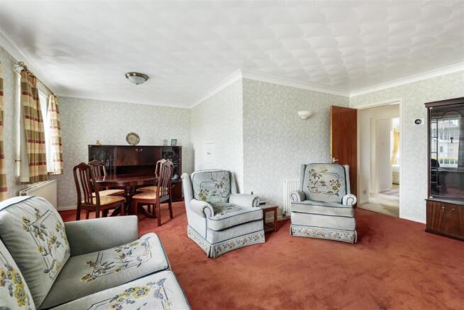 LOUNGE /DINING ROOM