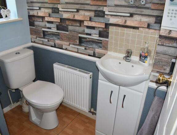 guest cloakroom.JPG