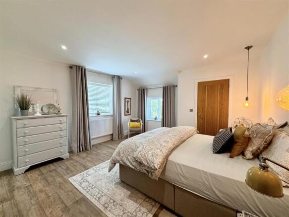 6 bed Detached for sale Image 12