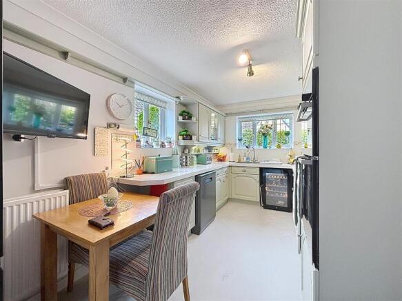 4 bed Detached for sale Image 7