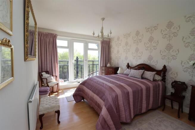 3 bed Apartment for sale Image 11