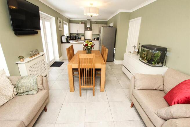 5 bed Detached for sale Image 4