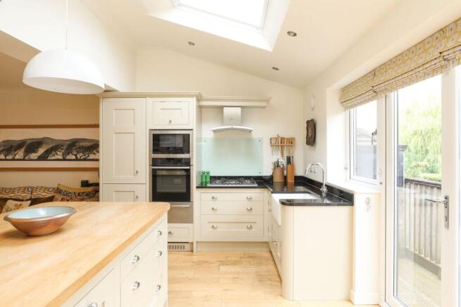 4 bed Semi-Detached for sale Image 6