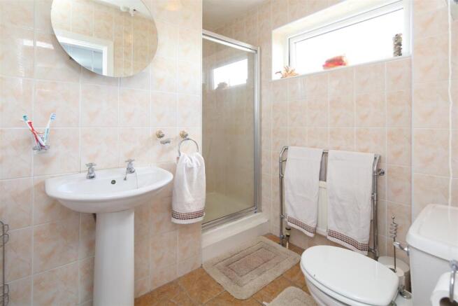 EN-SUITE SHOWER ROOM