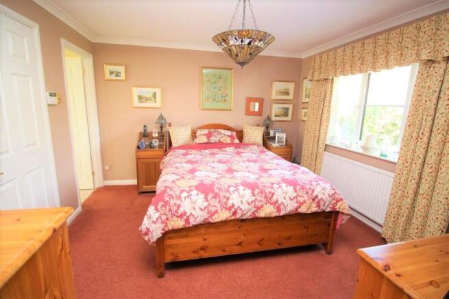 4 Spring Close Upper Basildon (16).JPG