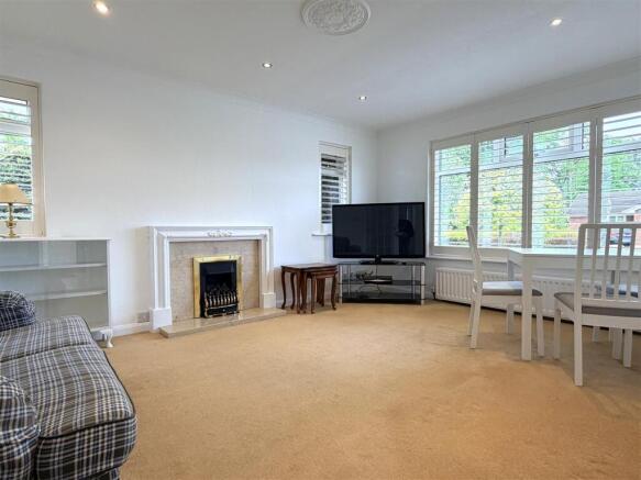 LOUNGE WITH DINING AREA