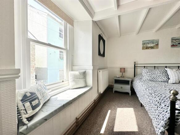 Bedroom 2 Window Seat.jpg