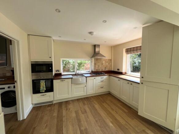 4 bed Detached to rent Image 4