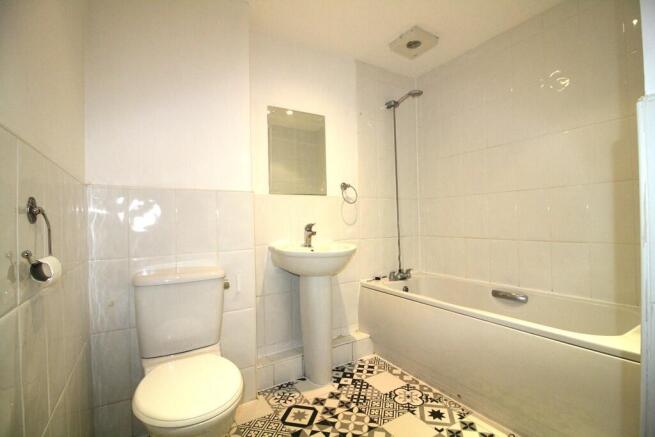 3 bed Apartment to rent Image 11