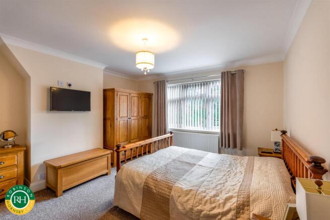 5 bed Semi-Detached for sale Image 9