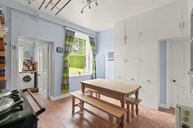6 bed Semi-Detached for sale Image 10