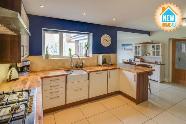 KITCHEN / DINING / DAY ROOM: