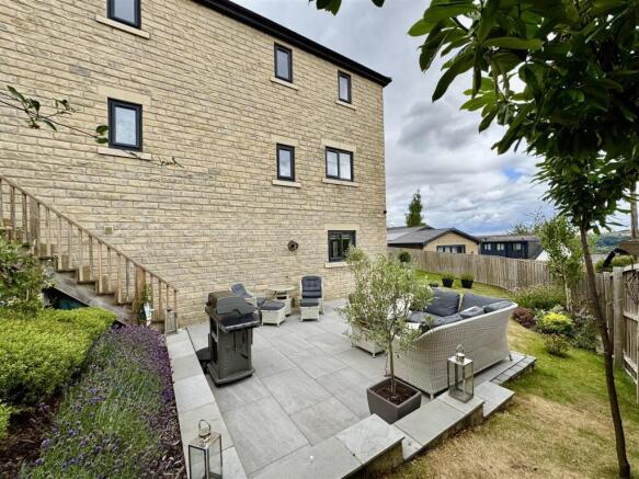 4 bed Detached for sale Image 3