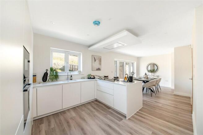 4 bed Detached for sale Image 8