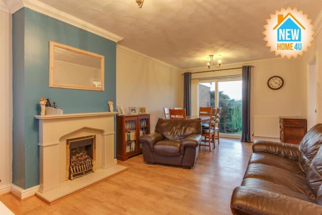 LOUNGE / DINING ROOM:
